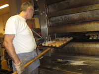 909555 Afbeelding van een bakker bij de oven van Bakkerij Moolenbeek (Nieuwegracht 125) te Utrecht. De bakkerij was ...